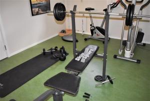 een fitnessruimte met een fitnessruimte met gewichten bij STF Wendelsberg Hotel & Hostel in Mölnlycke