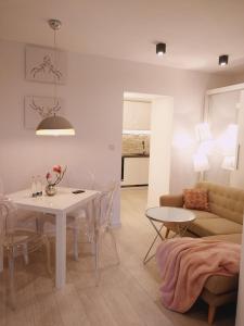 salon ze stołem i kanapą w obiekcie Apartament 100 Apartamenty No 1 Ogród w Centrum w Szczecinie