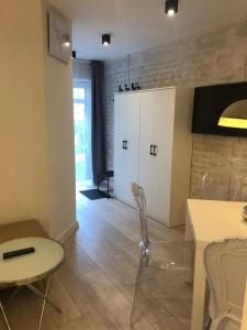 Telewizja i/lub zestaw kina domowego w obiekcie Apartament 100 Apartamenty No 1 Ogród w Centrum