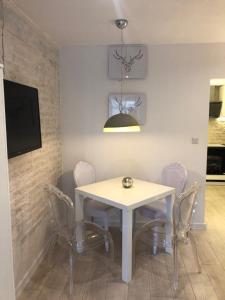 Telewizja i/lub zestaw kina domowego w obiekcie Apartament 100 Apartamenty No 1 Ogród w Centrum