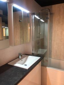 łazienka z białą umywalką i prysznicem w obiekcie Apartament 100 Apartamenty No 1 Ogród w Centrum w Szczecinie