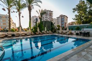 Baseinas apgyvendinimo įstaigoje Lara Park Hotel arba netoliese