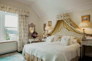 Postel nebo postele na pokoji v ubytování Cashel House Hotel