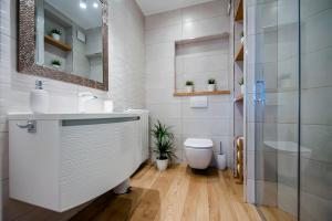 biała łazienka z toaletą i umywalką w obiekcie Apartments Modrušan w Rovinj +37 zdjęć