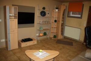 a living room with a table and a television at Monteur-/und Ferienwohnung Diehl in Aßlar