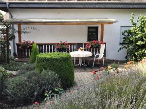 a patio with a table and chairs in a garden at Monteur-/und Ferienwohnung Diehl in Aßlar