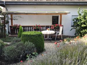 patio ze stołem i krzesłami w ogrodzie w obiekcie Monteur-/und Ferienwohnung Diehl w mieście Aßlar +3 zdjęcia