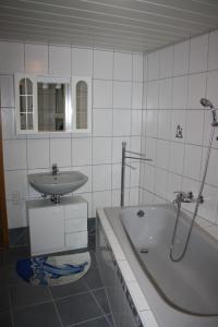 a bathroom with a sink and a bath tub at Monteur-/und Ferienwohnung Diehl in Aßlar