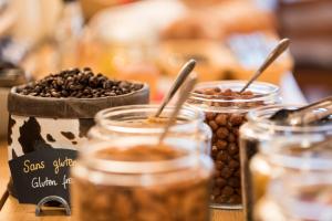 una mesa cubierta con tarros de granos de café en Hotel la Rotonde, en Verbier