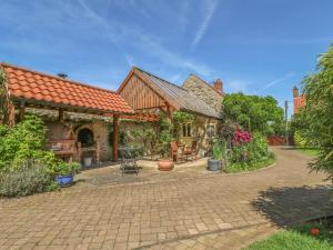 dom z ceglanym patio i budynek w obiekcie Forge Cottage w mieście Gainsborough
