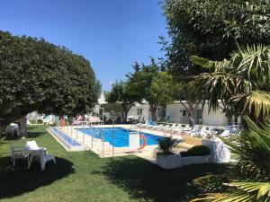 Bazén v ubytování Hostal Las Cumbres nebo v jeho okolí