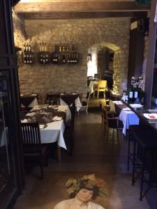 una sala da pranzo con tavoli e sedie in un ristorante di La Portella a Oppido Lucano