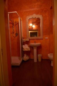 Bilik mandi di Locanda Guelfo