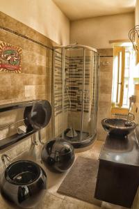 La salle de bains est pourvue d'une douche et d'un lavabo. dans l'établissement Fly B&B, à Rome