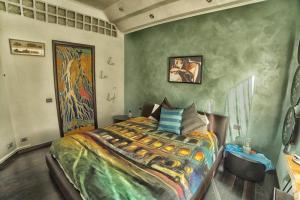 Un dormitorio con una cama y un cuadro en la pared. en Fly B&B, en Roma