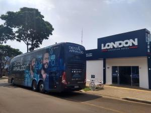 a bus parked in front of a petrol station at London Executive Hotel in Cafelândia