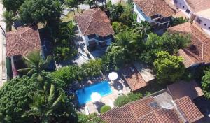 an overhead view of a house with a swimming pool and trees at Residencial Coroa Vermelha in Santa Cruz Cabrália +37 photos