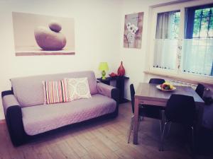 - un salon avec un canapé et une table dans l'établissement L'Angoletto, à Ciampino