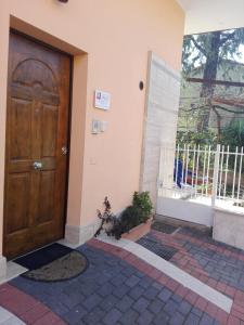 - une porte en bois dans un bâtiment avec une fenêtre dans l'établissement L'Angoletto, à Ciampino