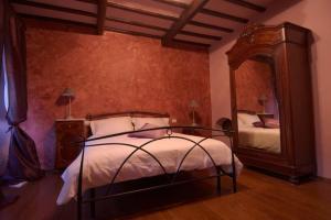 Un pat sau paturi într-o cameră la Locanda Guelfo