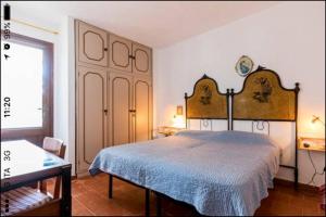 ein Schlafzimmer mit einem großen Bett mit einer blauen Decke in der Unterkunft Casa Sulky PT e 1P in Maladroscia