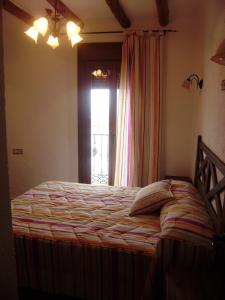 サアラ・デ・ラ・シエラにあるCasa Rural-Apartamento El Lebrilleroのベッドルーム1室(大型ベッド1台、窓付)
