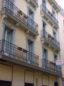 - un bâtiment avec des balcons sur le côté dans l'établissement Hostal Casanova, à Madrid