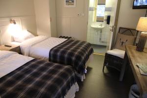 Un pat sau paturi într-o cameră la Gottskär Hotell