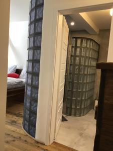 um quarto com uma parede com uma porta e um quarto com uma cama em Apartmány Sebastian em Mikulov