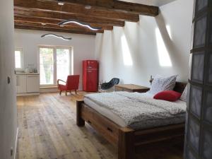 um quarto com uma cama e um armário vermelho em Apartmány Sebastian em Mikulov