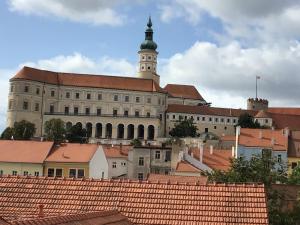 un grand bâtiment avec une tour d'horloge en haut dans l'établissement Apartmány Sebastian, à Mikulov