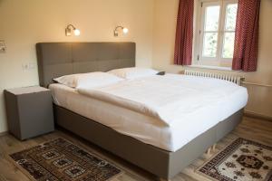 Uma cama ou camas num quarto em Gasthof-Hotel Jaritz