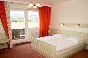 um quarto com uma cama e uma janela grande em Gasthof-Hotel Jaritz em Semriach