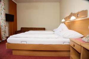 Uma cama ou camas num quarto em Gasthof-Hotel Jaritz
