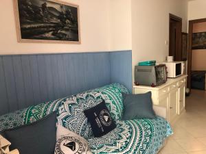 Un pat sau paturi într-o cameră la Appartamento curato con giardino