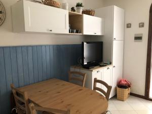 TV a/nebo společenská místnost v ubytování Appartamento curato con giardino