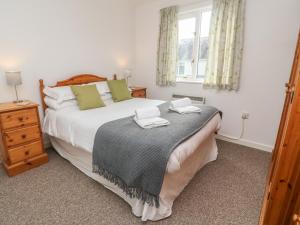 
A bed or beds in a room at 71 Maen Valley Park
