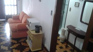 a living room with a couch and a television at Central 1 in Uruguaiana