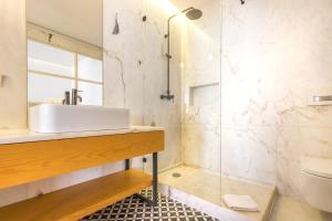 La salle de bains est pourvue d'un lavabo et d'une douche. dans l'établissement Prime Lisbon - Sao Paulo 5, à Lisbonne