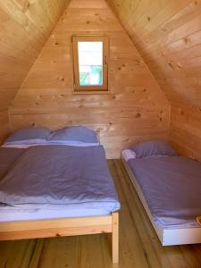 Een bed of bedden in een kamer bij Wooden Cabin Kamna Gorica