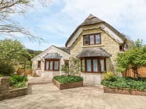 a stone house with a stone driveway at Dunnose Magna in Shanklin