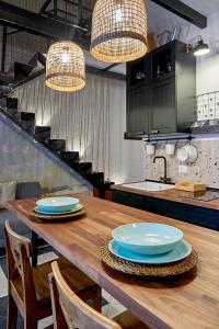 una cucina con tavolo in legno e piatti blu di Casa Capasa a Bari