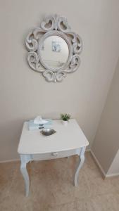een witte tafel met een spiegel aan een muur bij apartamento pobla llarga completo de 3 habitaciones in Puebla Larga
