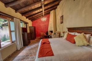 1 dormitorio con 1 cama grande en una habitación en Hotel San Marcos en San Cristóbal de Las Casas