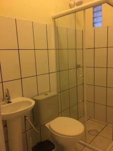 a bathroom with a toilet and a sink and a shower at Pousada Casa de Bragança II in Bragança Paulista