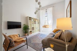 TV a/nebo společenská místnost v ubytování Praça da Figueira Elegance by MSapartments