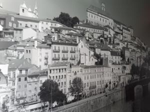 een groep witte gebouwen op een heuvel bij Coimbra Holiday Residence in Coimbra