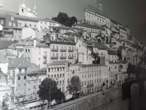 um grupo de edifícios brancos numa colina em Coimbra Holiday Residence em Coimbra