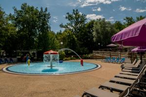 Bazén v ubytování le Camping Des 3 Lacs nebo v jeho okolí