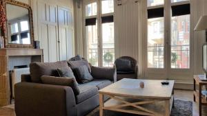 Khu vực ghế ngồi tại Little Suite - Antonin